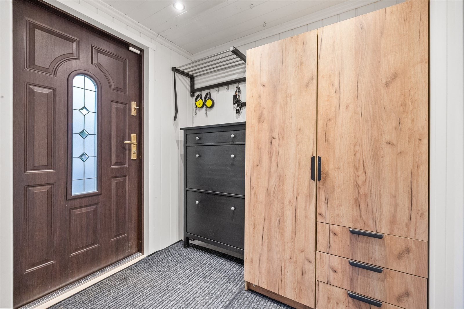 Entreen har god plass til å henge fra seg yttertøyet. Galleribilde