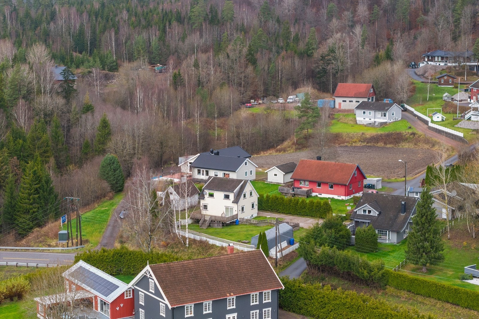 Beliggenheten gir enkel adkomst til hovedveinettet. Galleribilde
