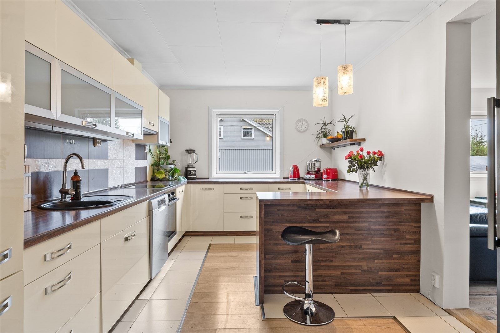 Romslig kjøkken i lyse farger. Kjøkkenet er fra 2014. Galleribilde