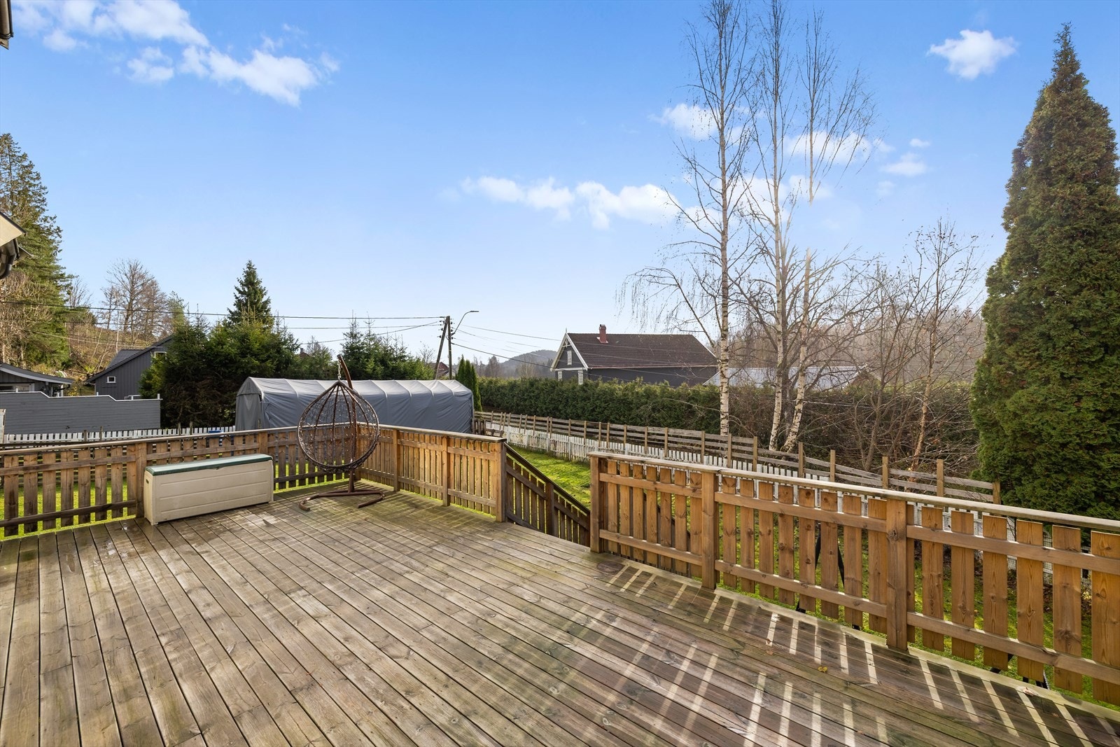 Romslig terrasse på 33 kvm med utgang fra stuen. Galleribilde