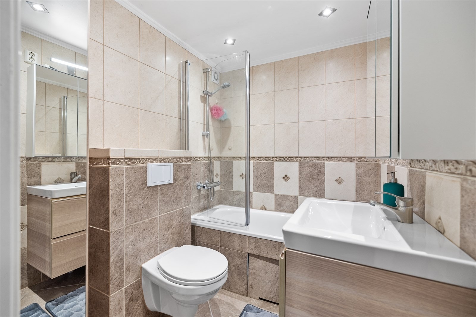 Badet i 1. etasje ble pusset opp i 2014 og har flislagte vegger, flislagt gulv med elektriske varmekabler. Galleribilde