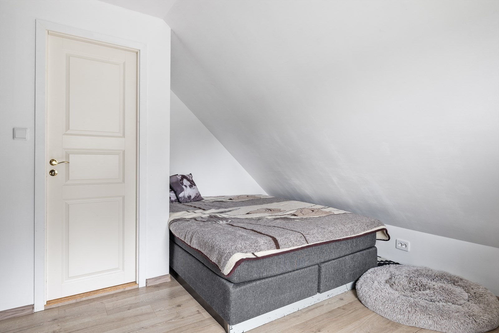 Soverom nr 3 er også romslig malt i lyse toner. Galleribilde