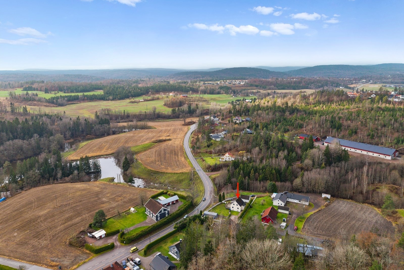 Området byr på et rikt friluftsliv, med flotte tur- og rekreasjonsområder i umiddelbar nærhet. Skog, jorder og stier omkranser nærområdet. Galleribilde