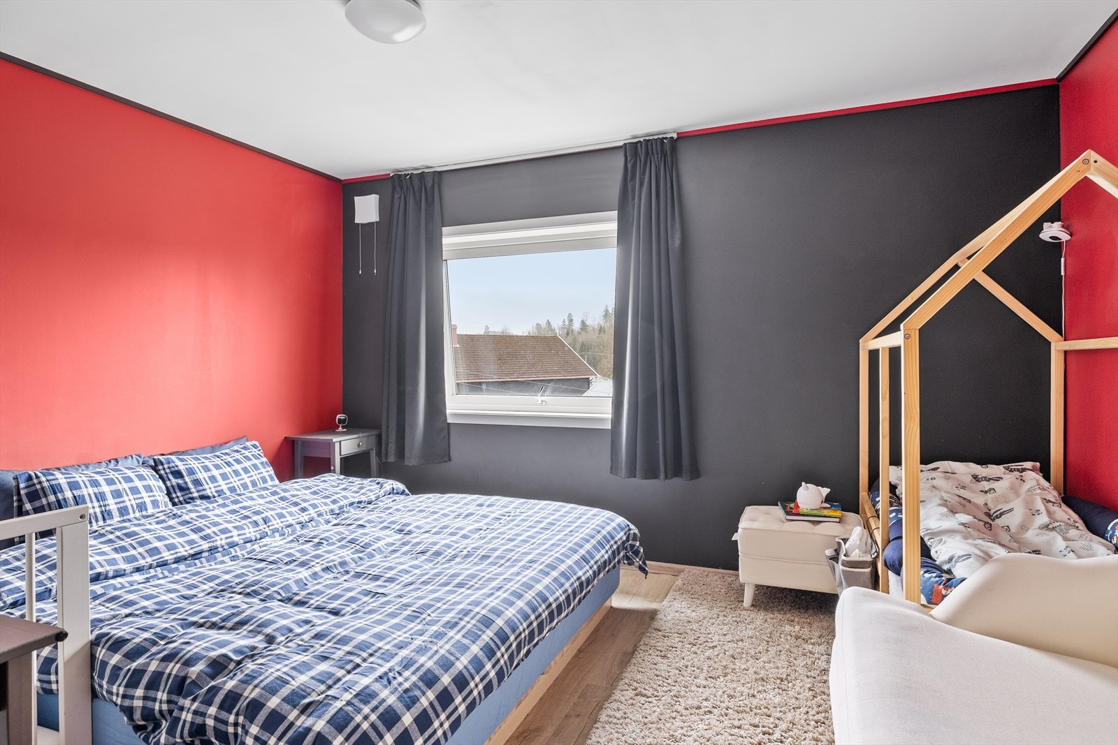 Hoveddelen i boligen har totalt 3 soverom. Hovedsoverommet er romslig med plass til seng og oppbevering Galleribilde