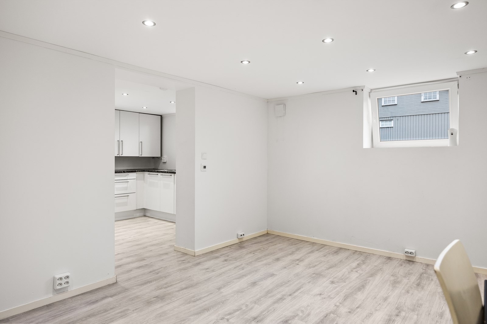 Stuen i kjelleren er romslig med plass til sofagruppe og spiesbord Galleribilde