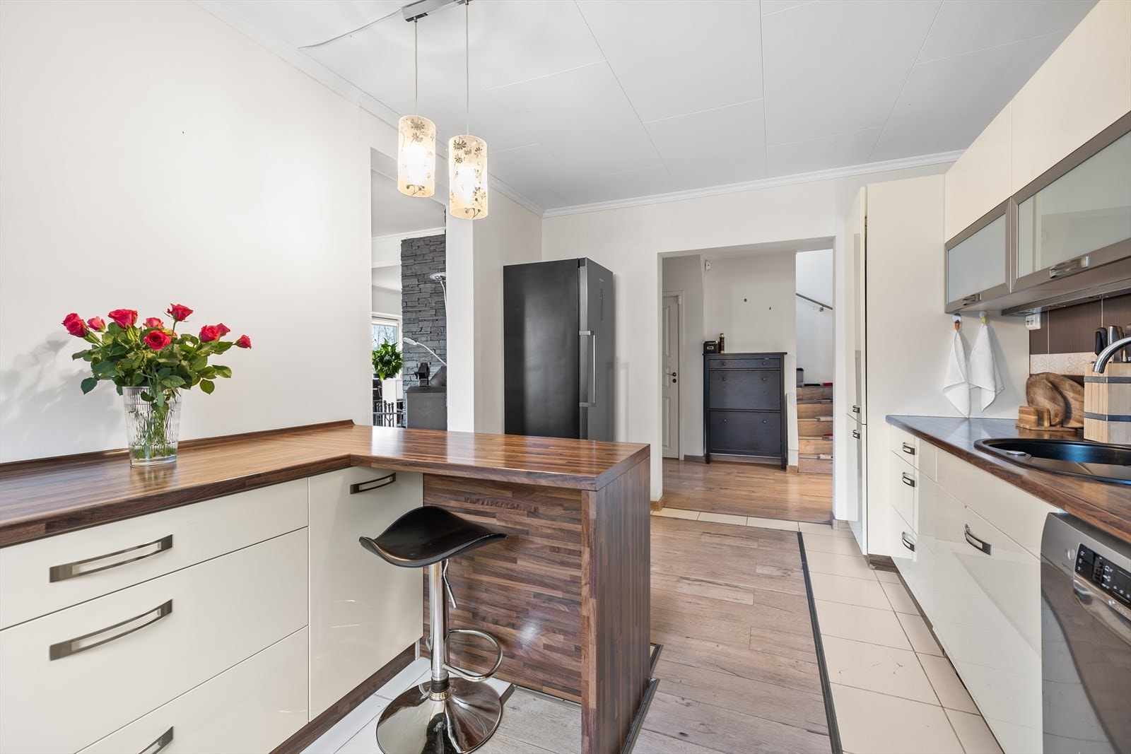 Det er integrert komfyr og platetopp, frittstående kjøleskap samt opplegg for oppvaskmaskin. Galleribilde