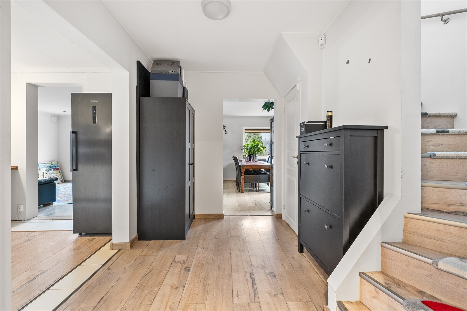 Romslig gang med god plass til oppbevaringsmuligheter. Galleribilde