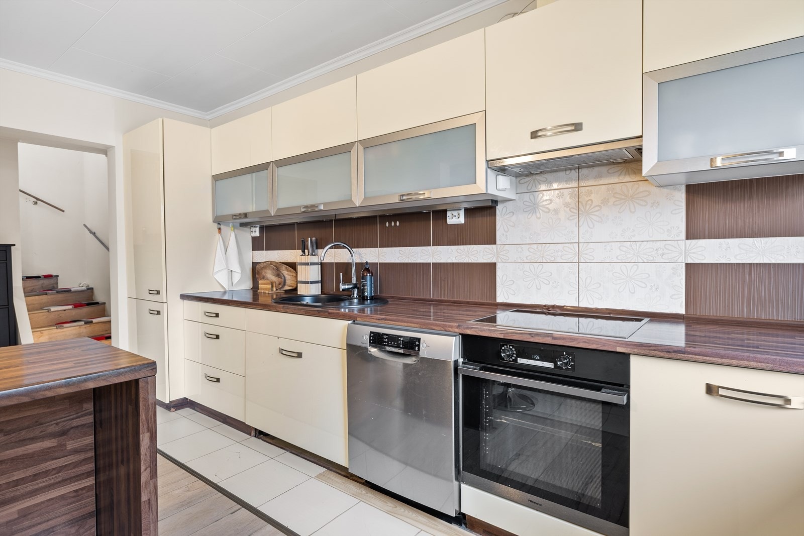 Mellom benk og overskap er det flislagt, og kjøkkenet er utstyrt med komfyrvakt og ventilator over platetopp med avtrekk ut. Galleribilde