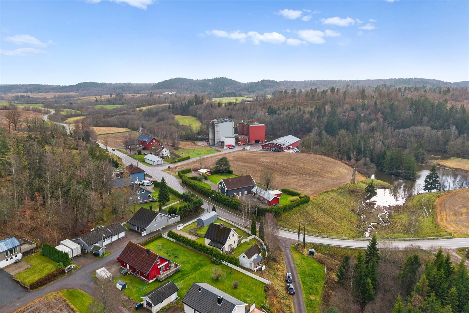 Både sommer og vinter kan du nyte naturen rett utenfor døren - enten du liker turgåing, løping, sykling eller ski. Galleribilde