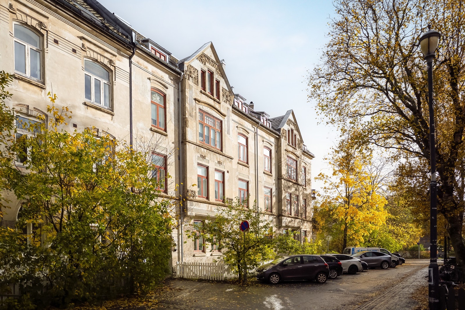 Bygården er tegnet av Johann Osness. Han regnes som en av Norges mest betydningsfulle arkitekter innen jugendstilen. Gården var ferdigstilt i 1913 og har verneklasse B, som har sikret bygårdens originale særpreg og uttrykk. Galleribilde