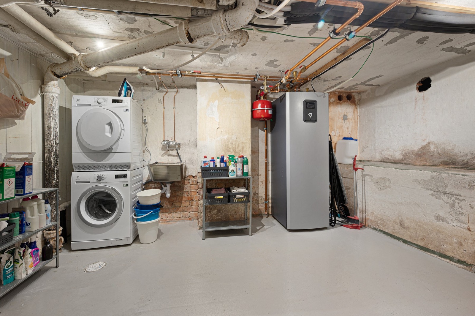 Praktisk vaskerom med god plass til både vaskemaskin og tørketrommel. Galleribilde