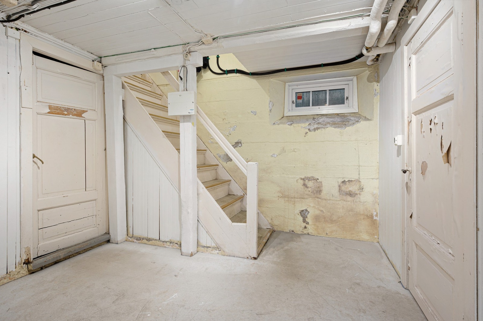 Kjelleretasjen består av flere store boder for oppbevaring. Galleribilde