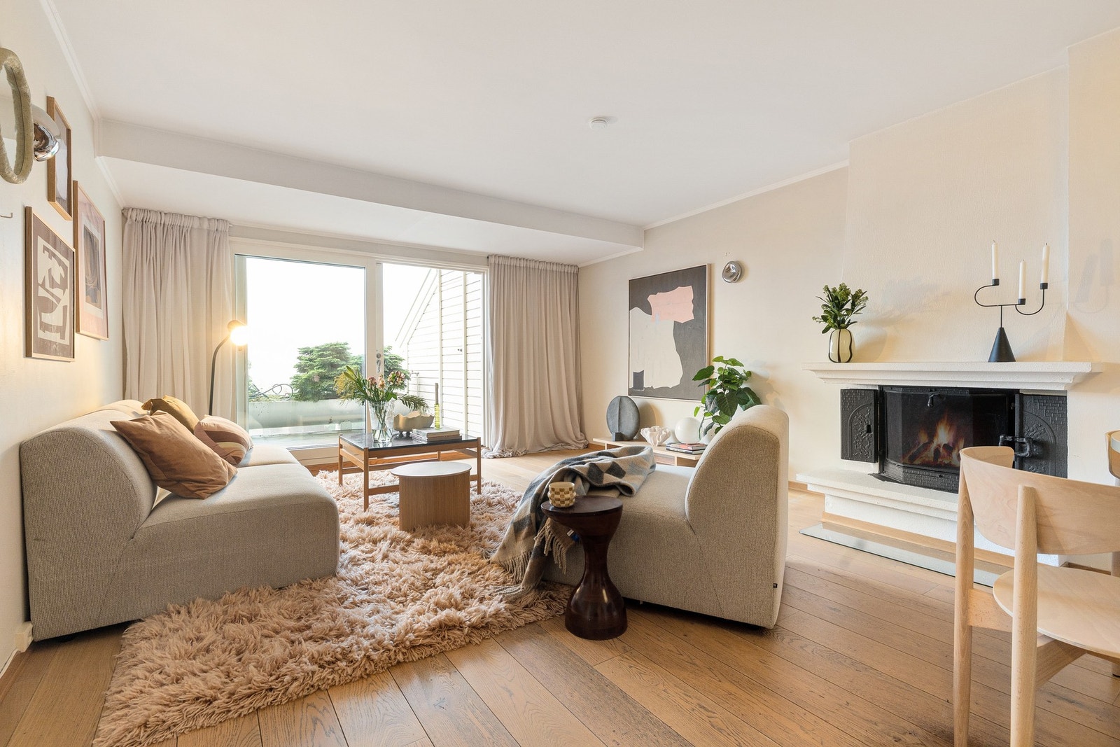 De store vindusflatene vendt mot nordvest gir fint lysinnslipp i stuen. Galleribilde