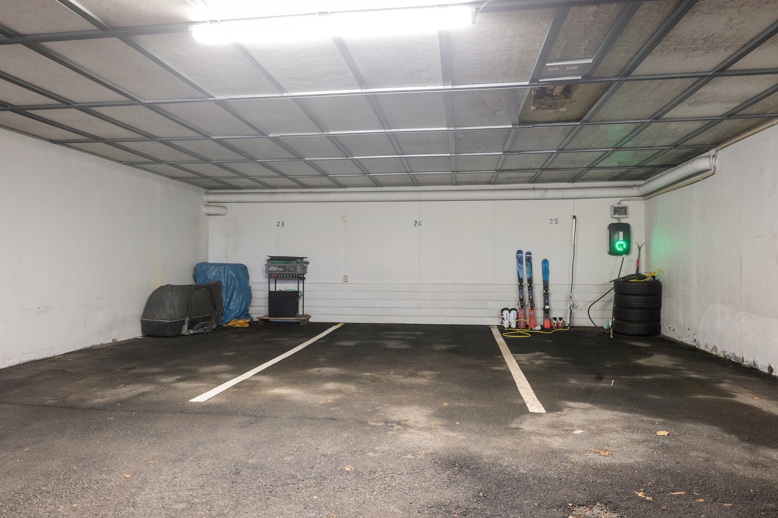 Boligen disponerer en garasjeplass med mulighet for montering av elbil-lader. Galleribilde