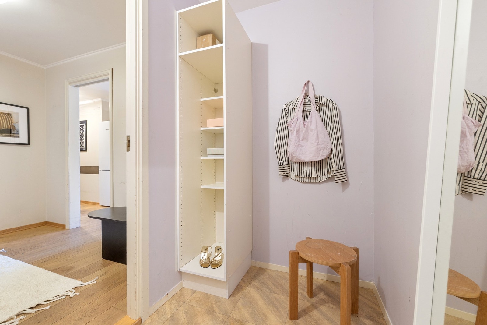 Fra entréen er det tilgang til en innvendig bod på ca. 3m², som egner seg godt til oppbevaring av garderobe, vaskeredskaper eller sesongutstyr. Galleribilde