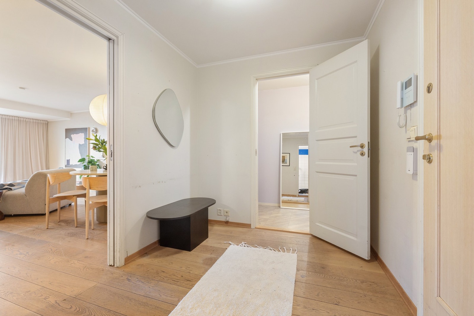 Entréen er et romslig inngangsparti med gode muligheter for etablering av garderobeløsning. Galleribilde