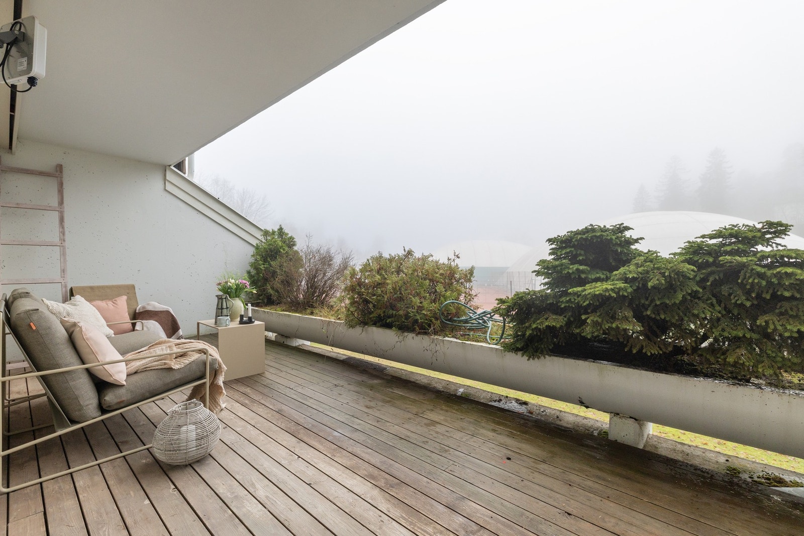 Fra terrassen får du et hyggelig utsyn mot grønne omgivelse. Galleribilde