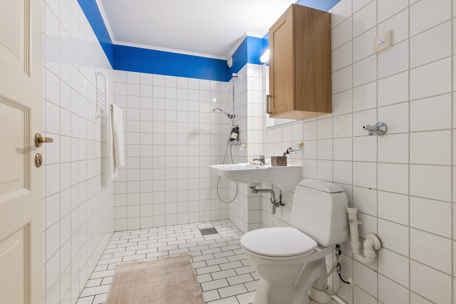 Badet er av eldre dato og gir kjøper en fin anledning til å etablere et nytt og moderne baderom tilpasset egne ønsker og behov. Galleribilde