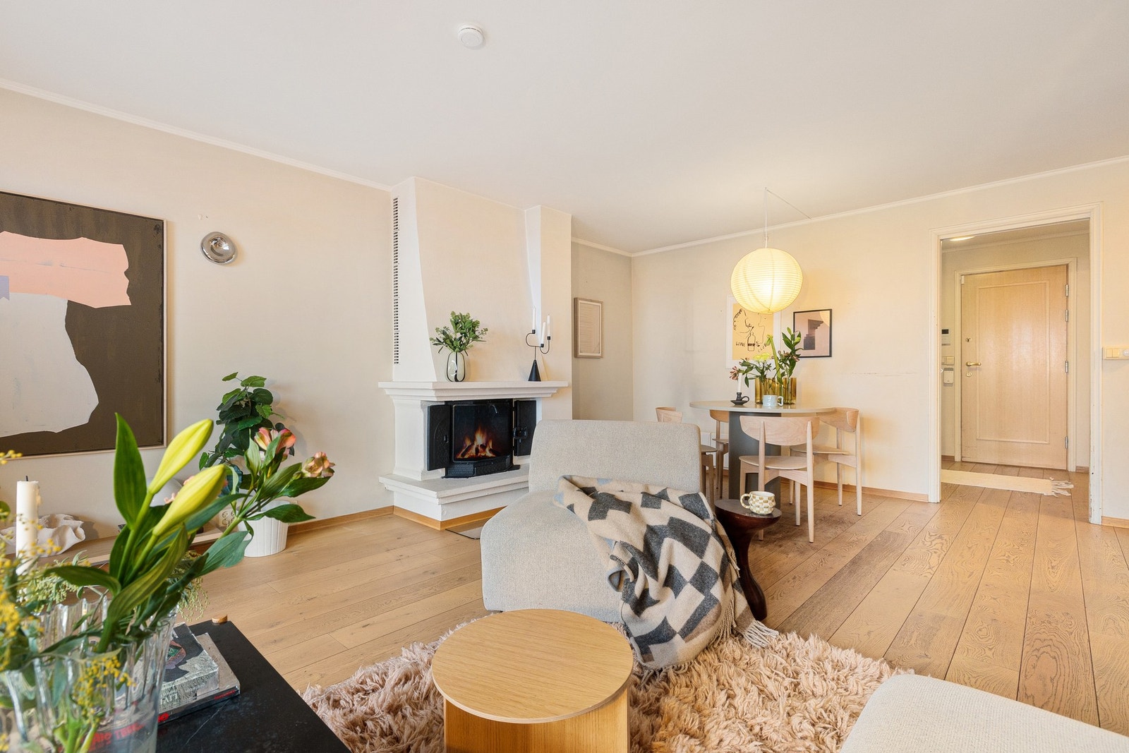 Stuen har en god størrelse og gir fleksible møbleringsmuligheter, med naturlig plassering av spisebord i tilknytning til kjøkkenet og sofakrok med tilhørende møblement. Galleribilde