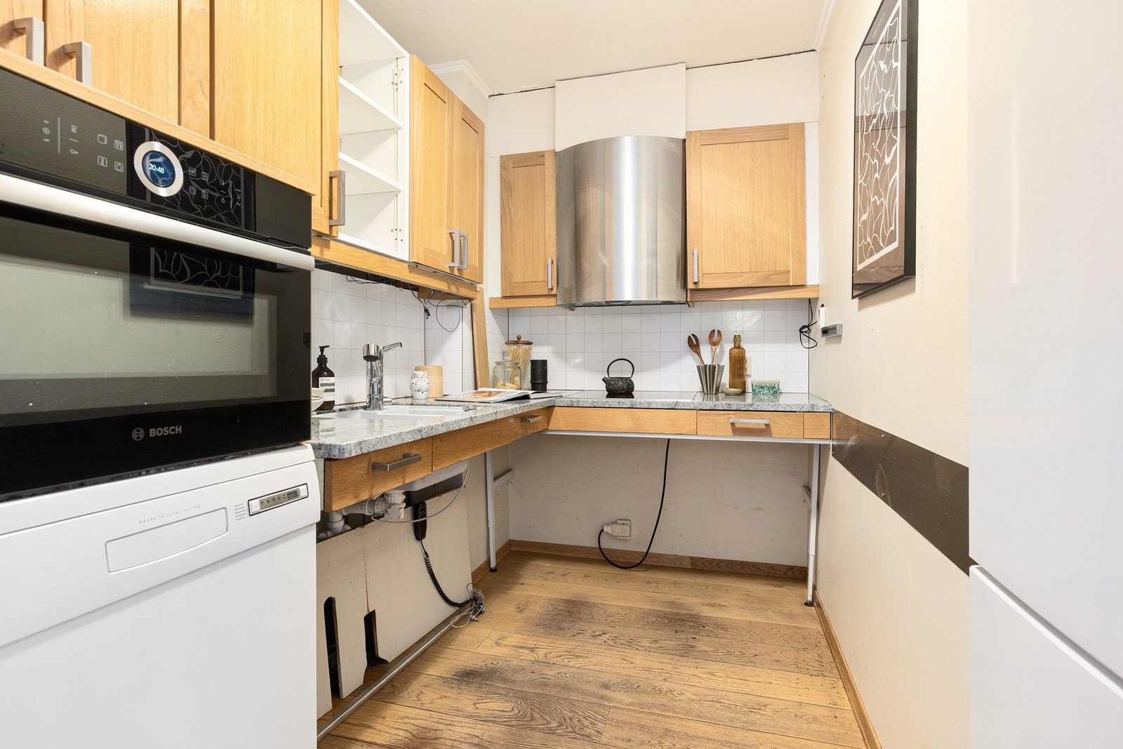 Kjøkkeninnredningen er tilpasset rullestolbruk, med utførelse uten underskap og hev- og senk-funksjon på benkeplaten med vask. Galleribilde