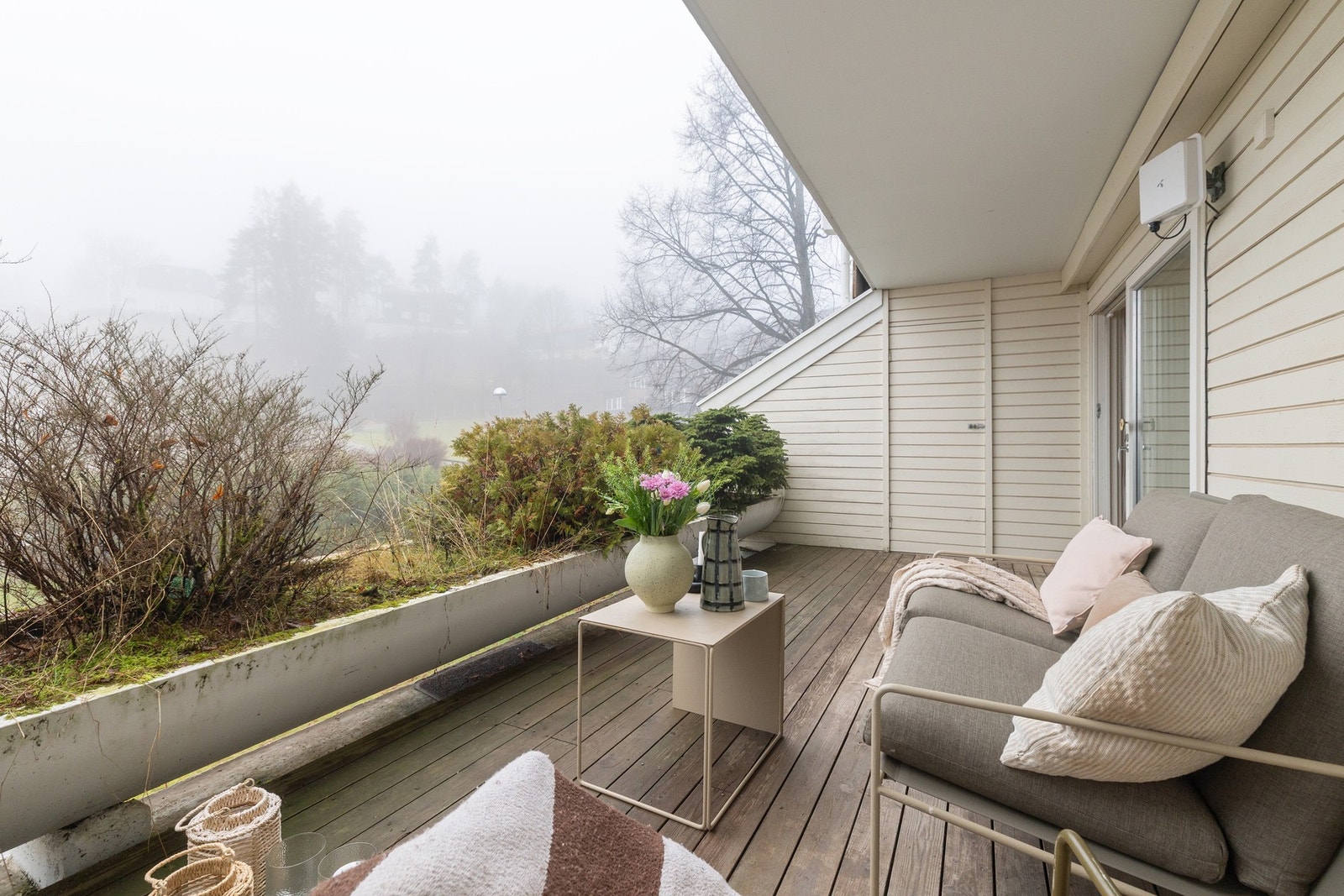 Dette er en lys, tilbaketrukket og svært romslig 2-roms leilighet beliggende i idylliske omgivelser på populære Gråkammen. Galleribilde