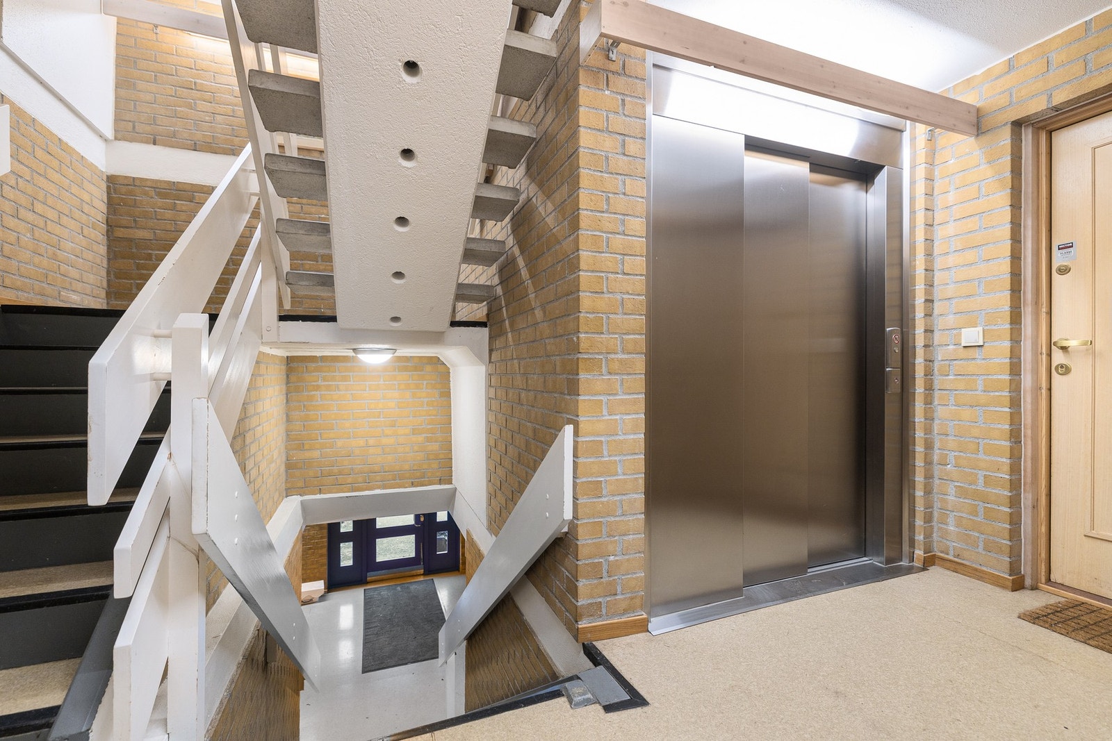 Leiligheten ligger i andre boligetasje i en terrassert blokk med heis. Galleribilde