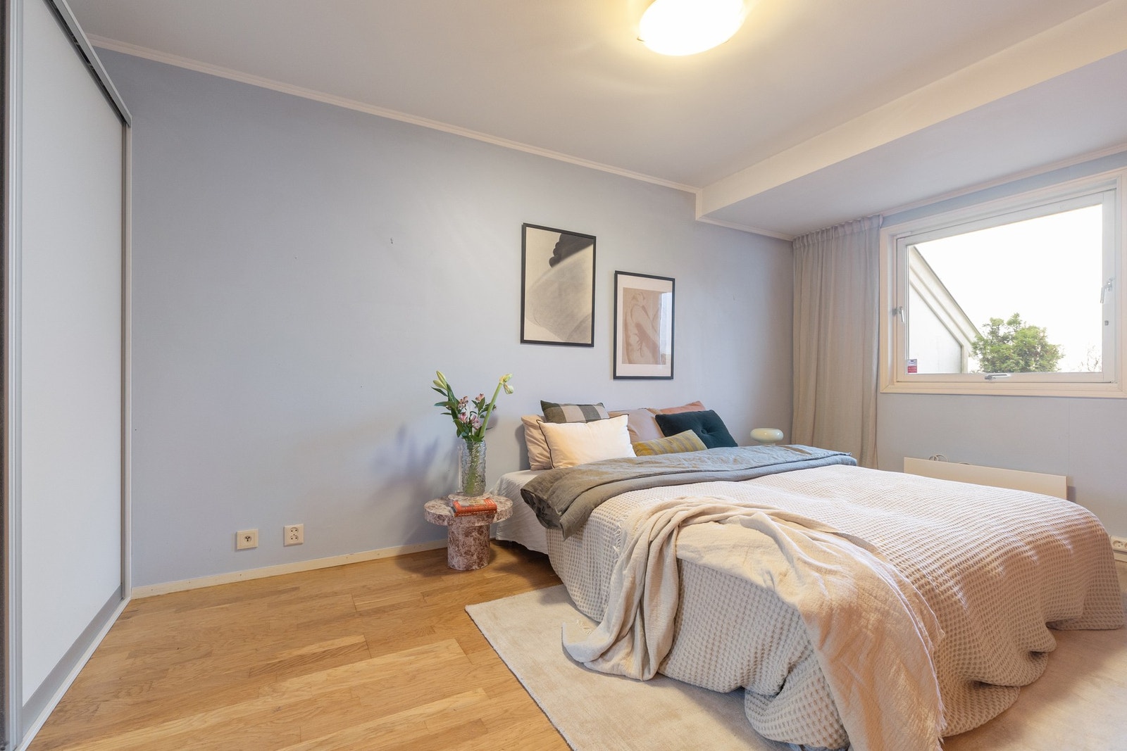 Soverommet har en god størrelse på ca. 13m² og gir plass til dobbeltseng med nattbord på hver side, samt garderobeløsning. Galleribilde