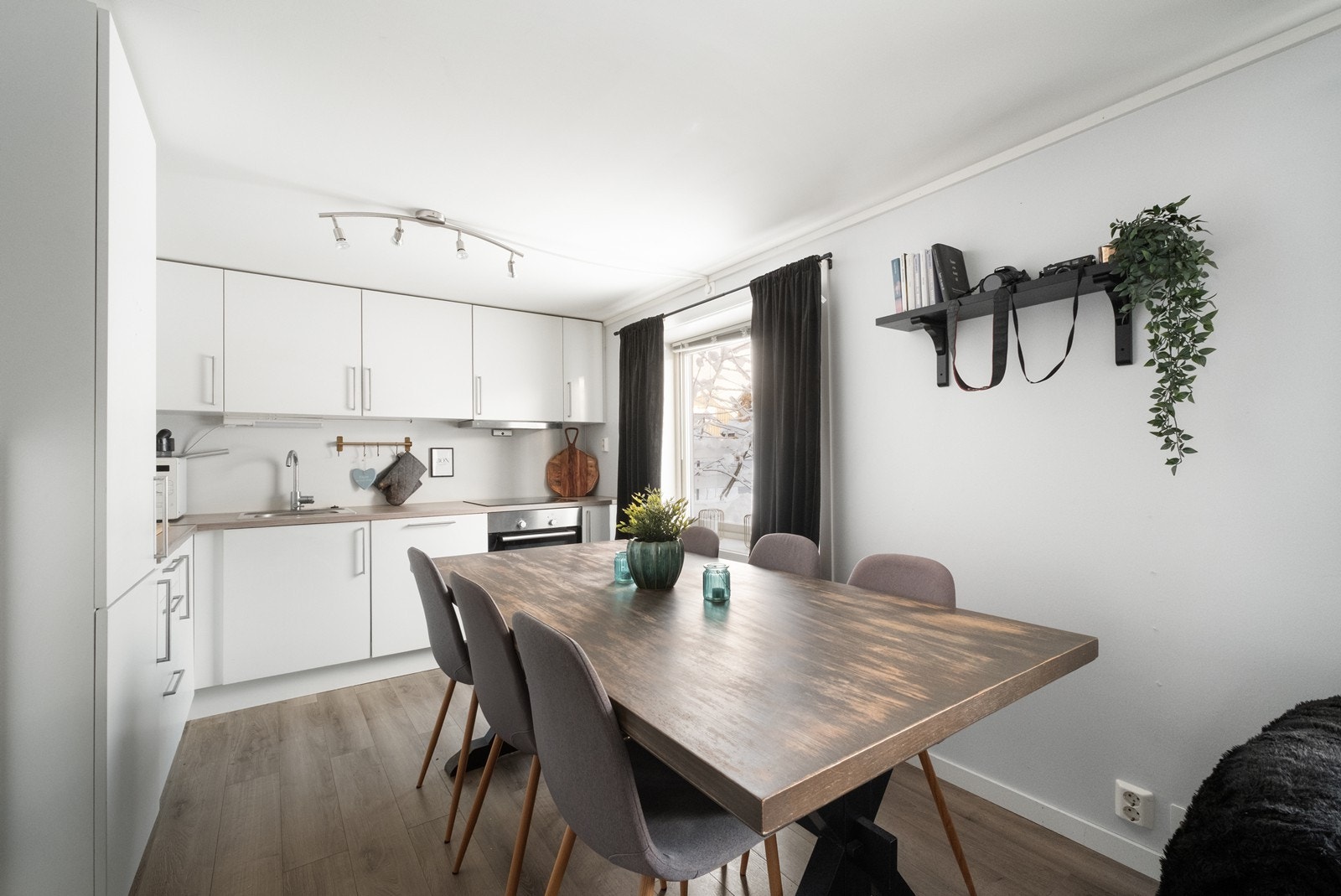 Kjøkkenet er lyst og tidløst, med god plass til spiseplass. Galleribilde