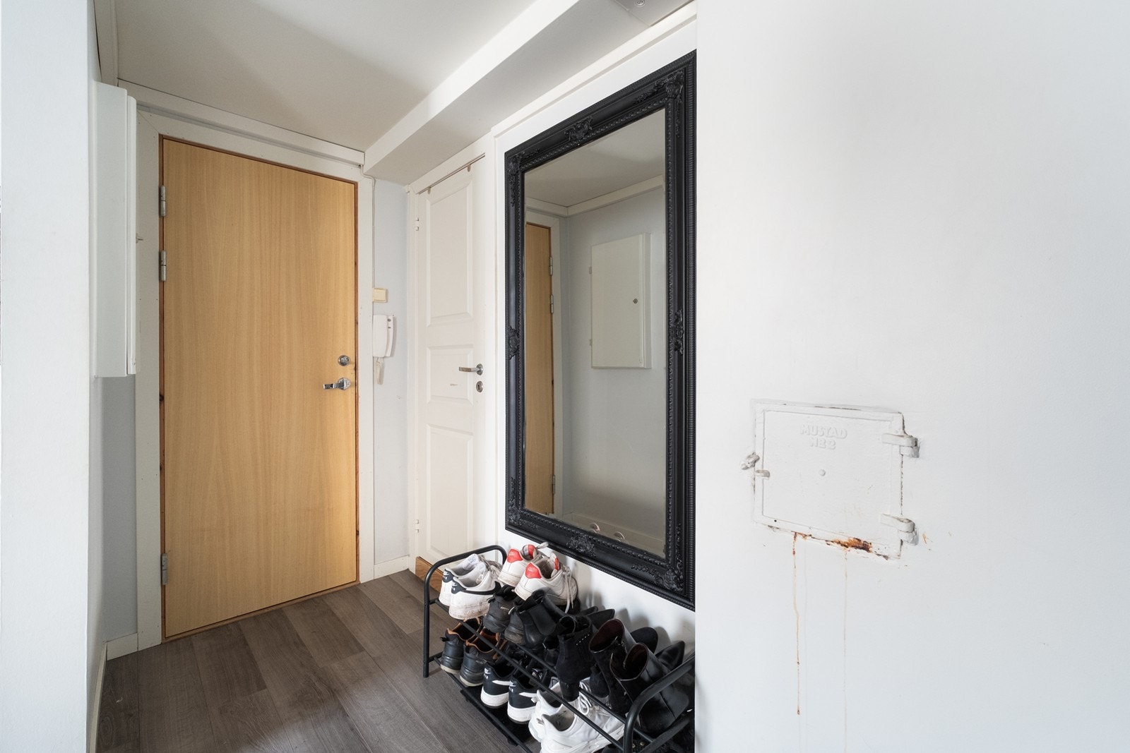 I entrè har man porttelefon til ytterdøren. Dør til bad til høyre. Galleribilde