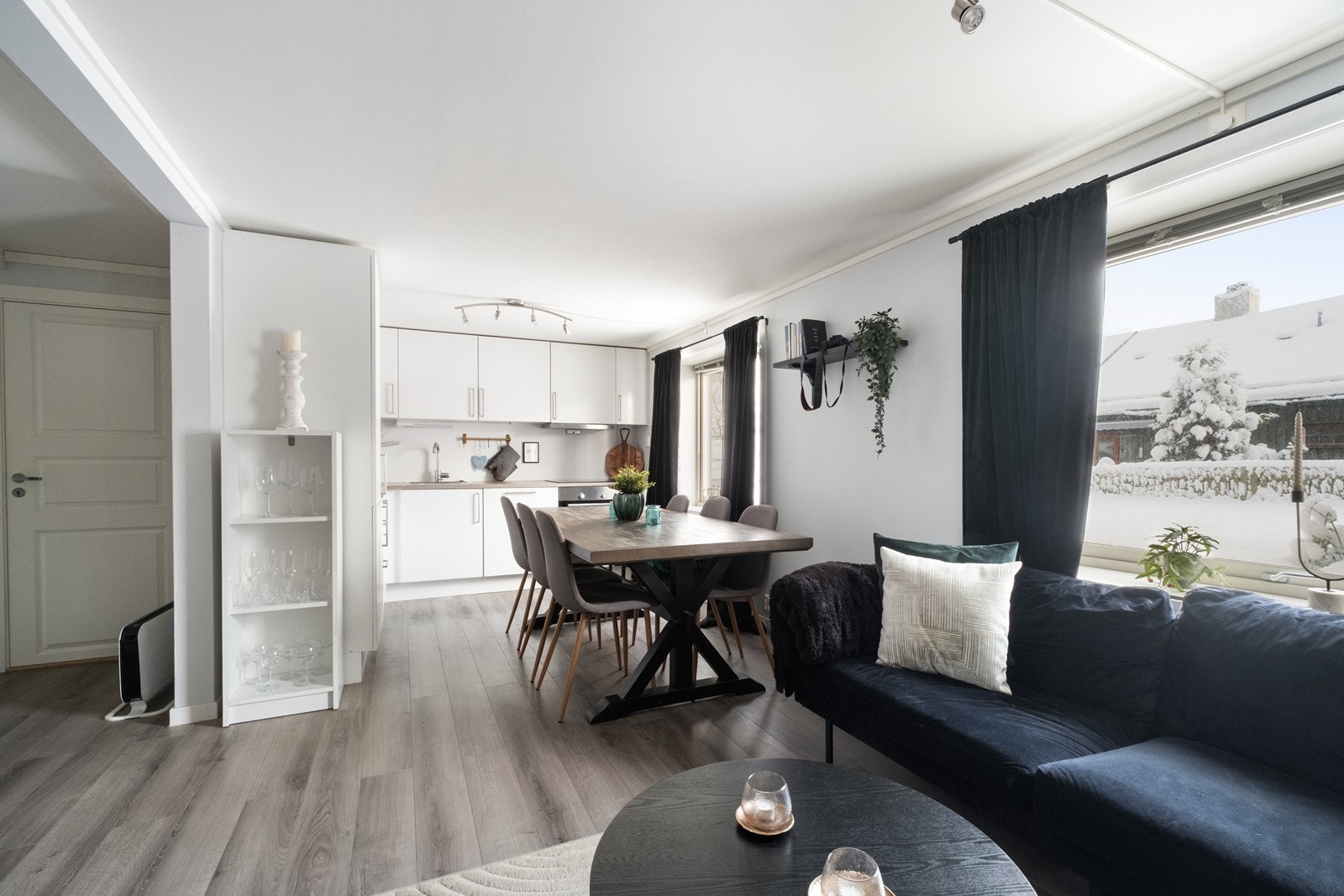 Her kan man stå på kjøkkenet og samtidig ha god kommunikasjon med gjester. Galleribilde