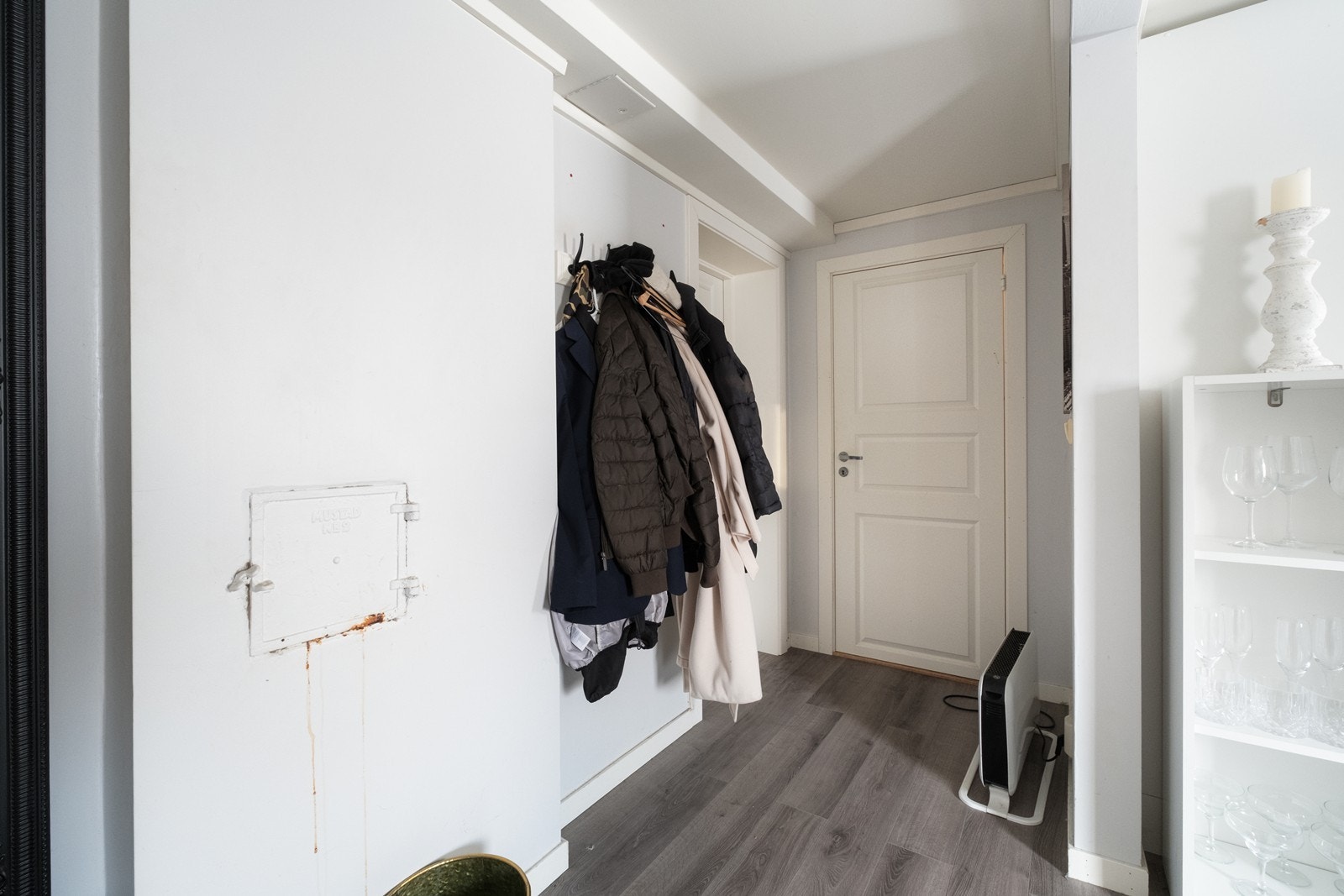 Innover entrèen/ gangen finner man dør til soverom og bod. Galleribilde