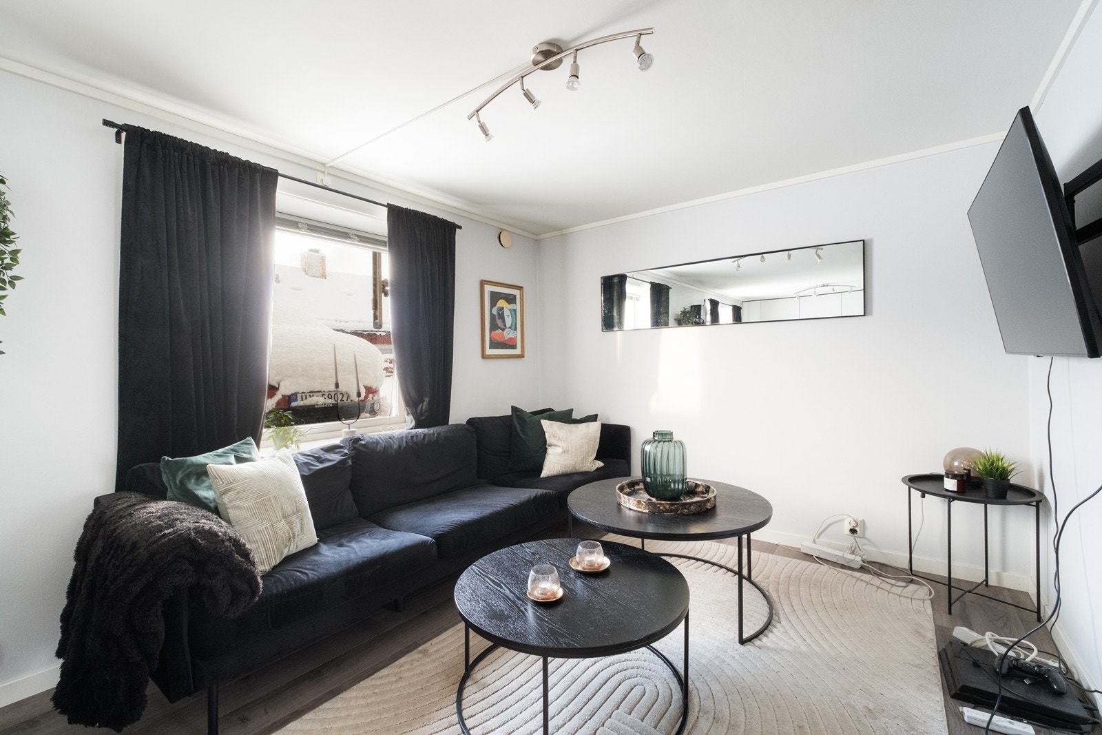 Leiligheten har åpen løsning mellom stue og kjøkken, noe som gjør rommet romslig og praktisk. Galleribilde