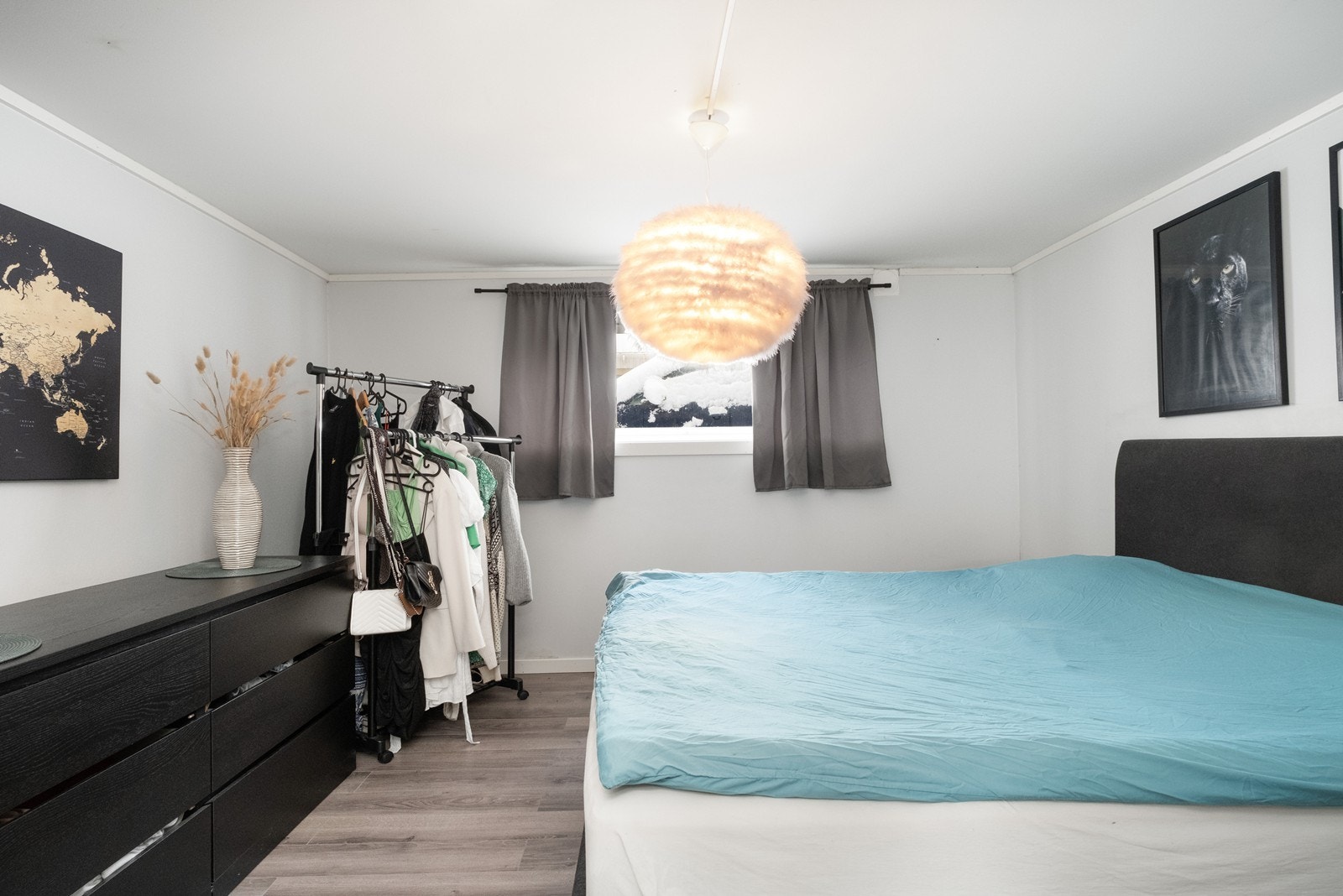 Soverommet er romslig, med god plass til dobbelseng og klesoppbevaring. Galleribilde