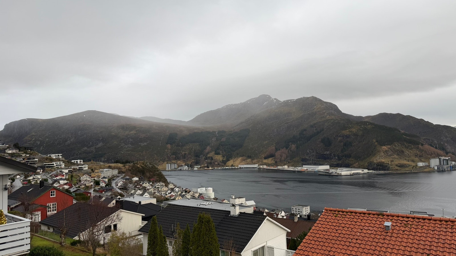 Hovedetasje - utsikt fra altan utenfor kjøkken Galleribilde