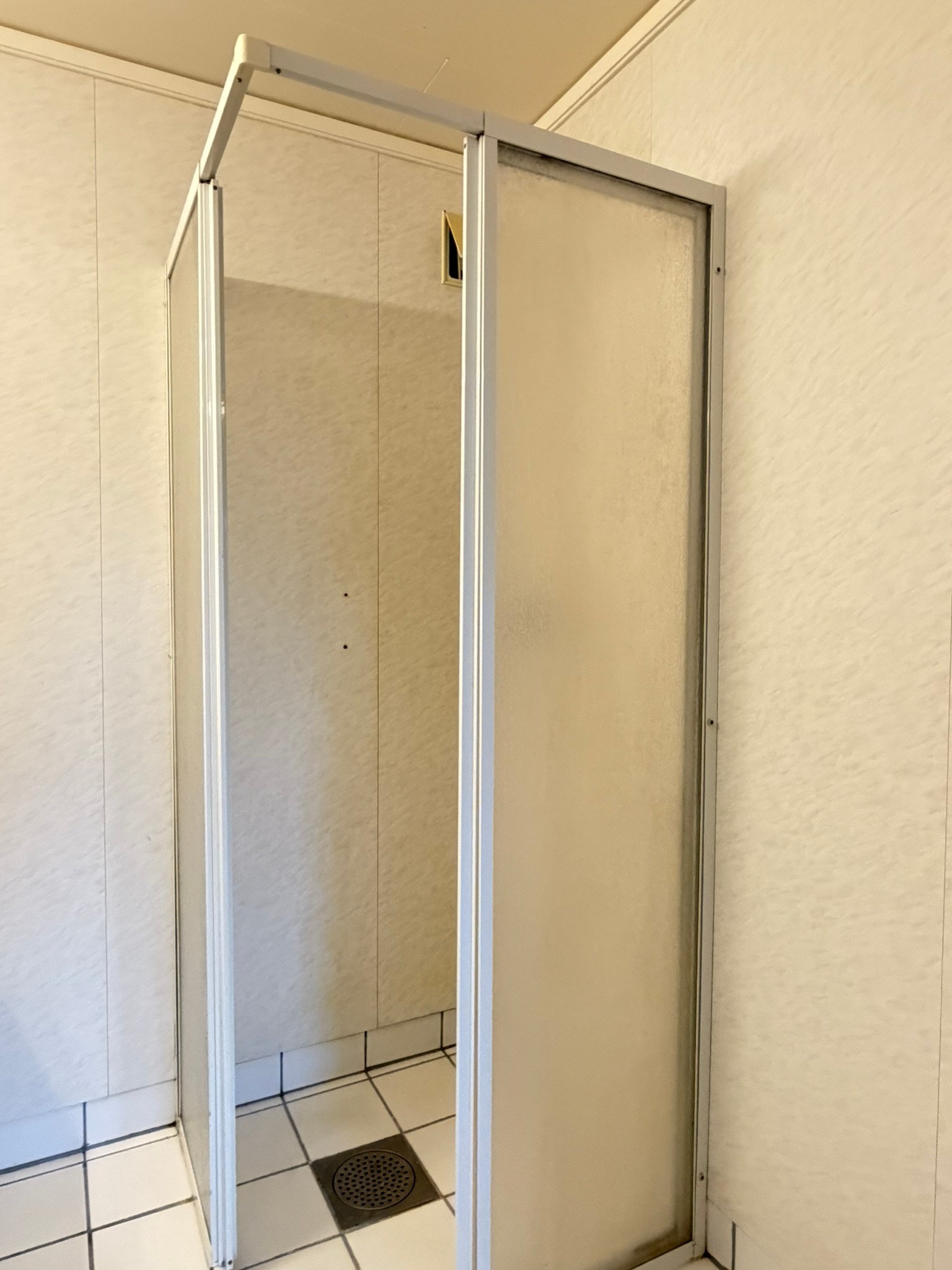 Underetasje - baderom med vask/dusj (godkjent som tørkerom) Galleribilde