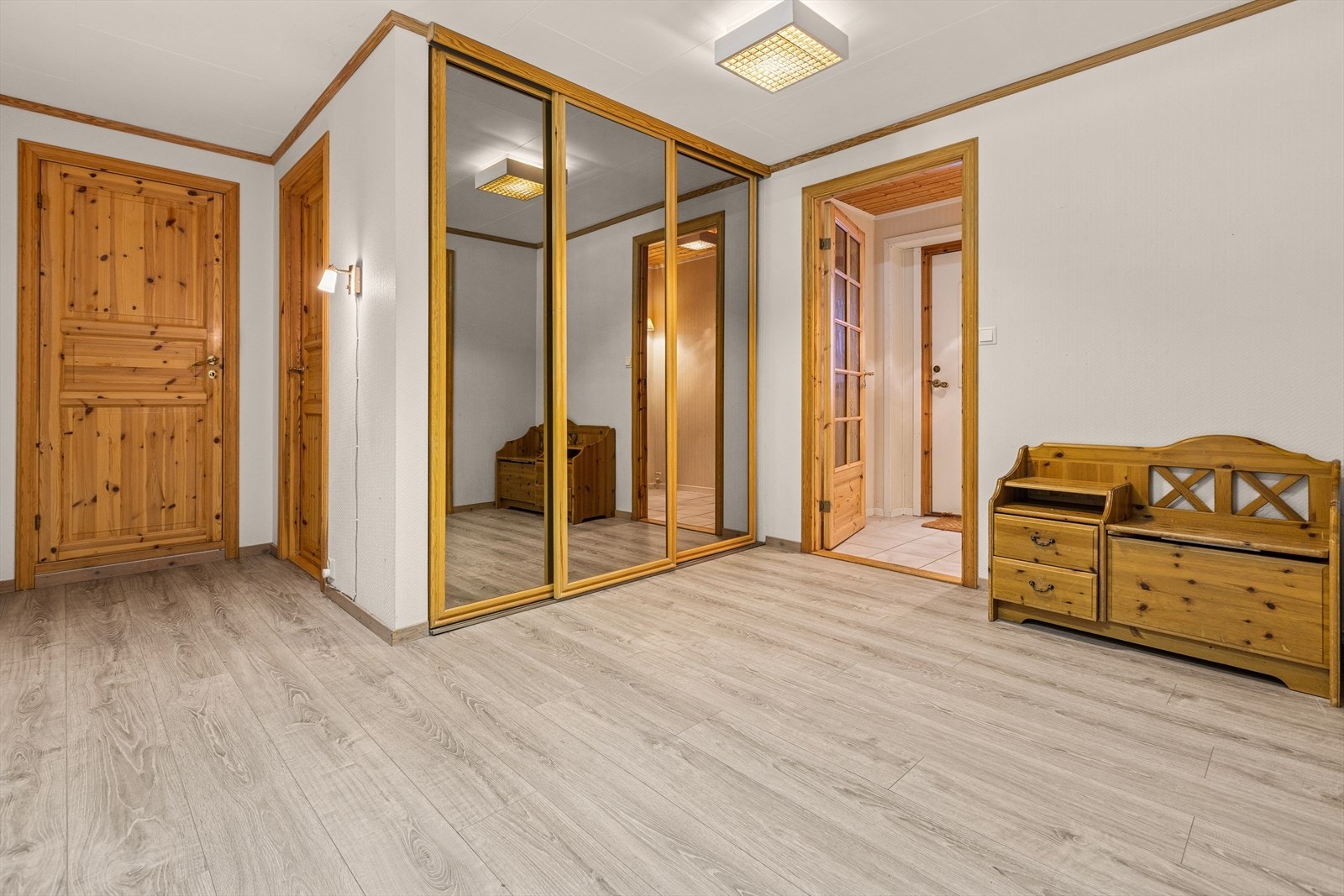 Romslig gang med plassbygd skyvedørsgarderobe som medfølger handelen. Galleribilde