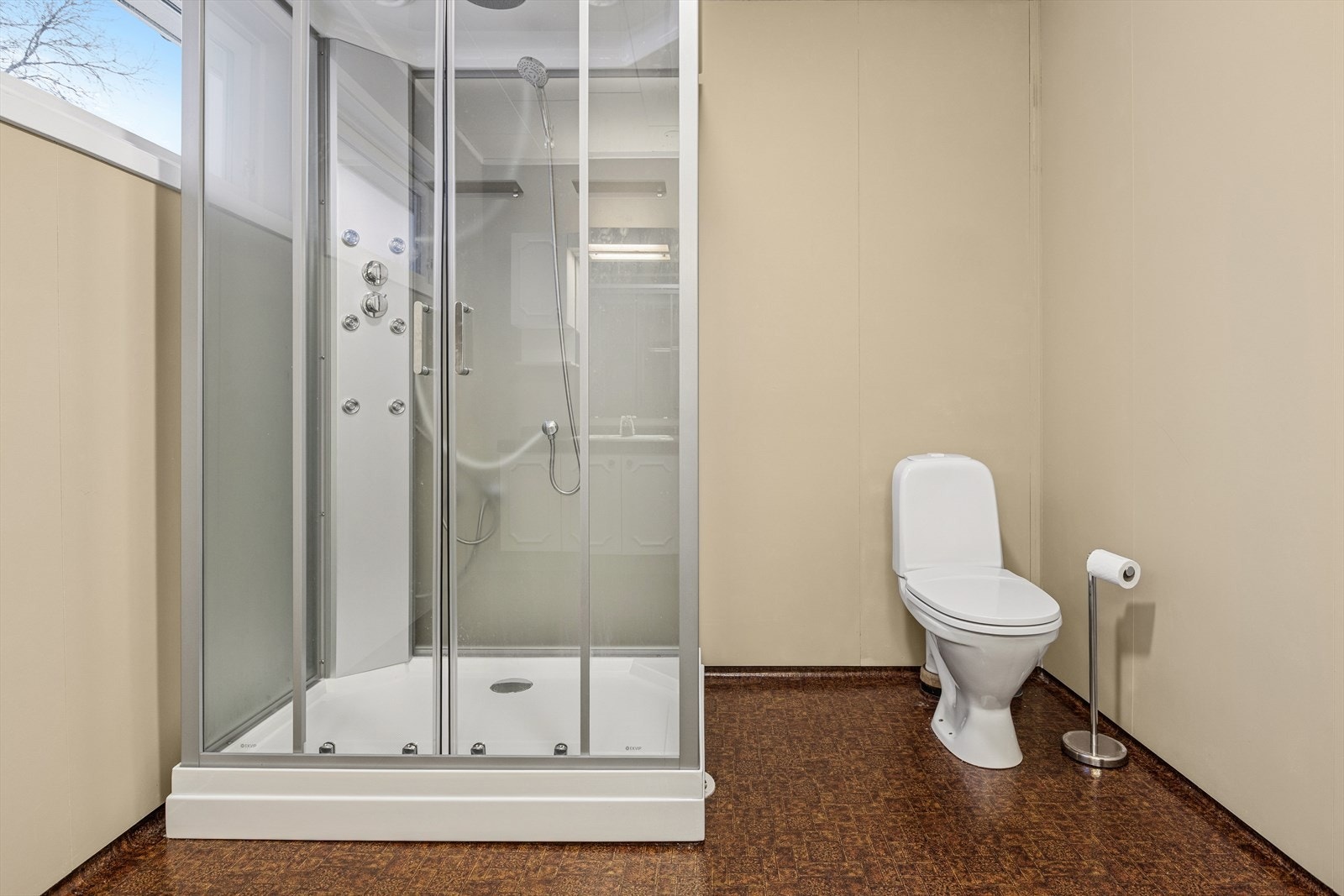 Badet er utstyrt med blant annet dobbelservant og stort dusjkabinett. Galleribilde