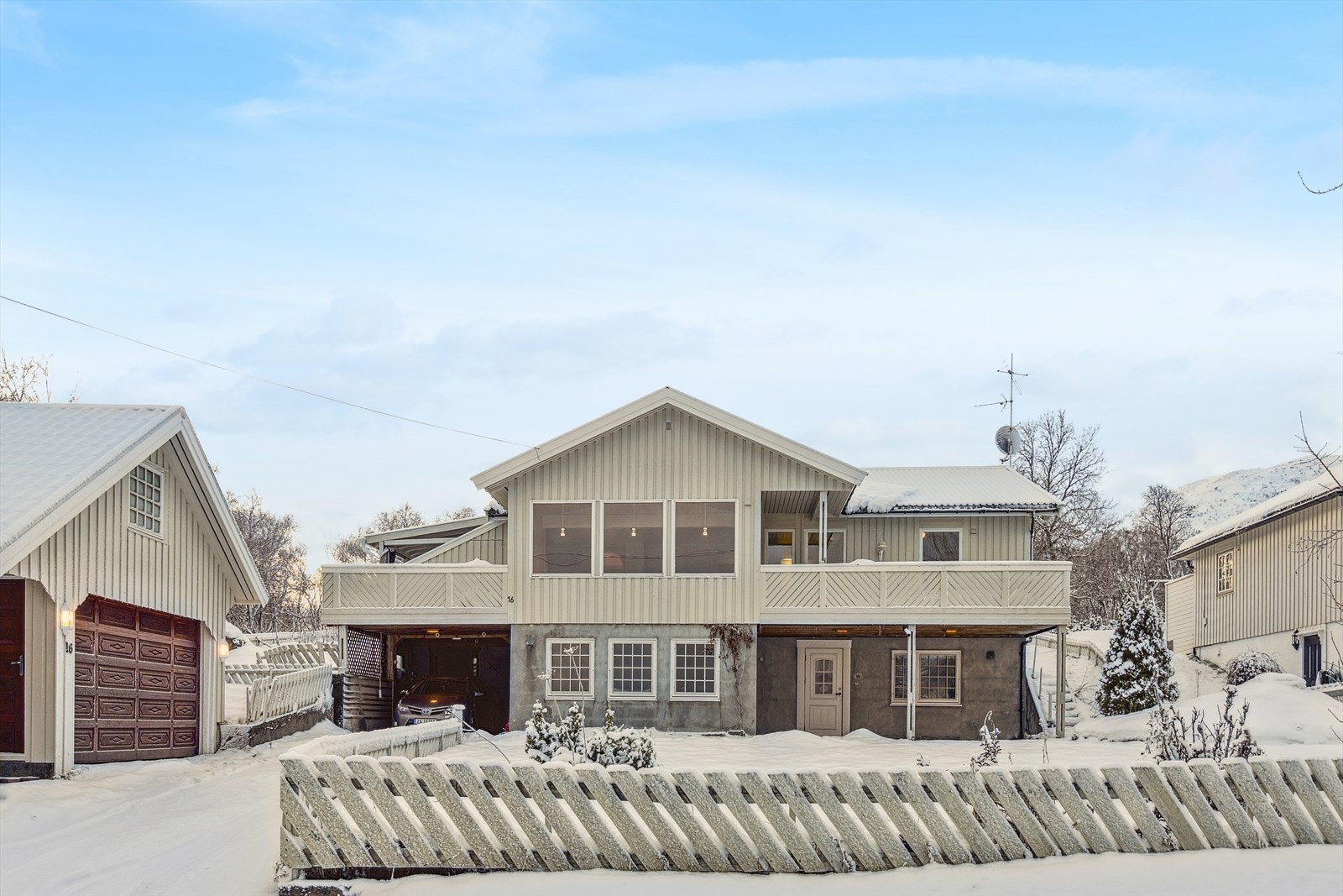 Det er rikelig med parkeringsmuligheter på eiendommen. Både i carport, garasje og på parkeringsplassen. Galleribilde