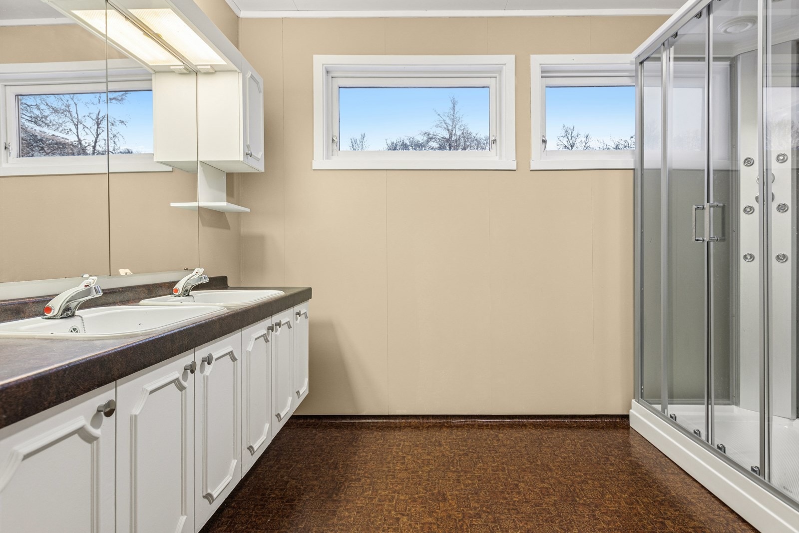 Det er to bad i boligen. Dette er det største badet og ligger i hovedetasjen. Galleribilde