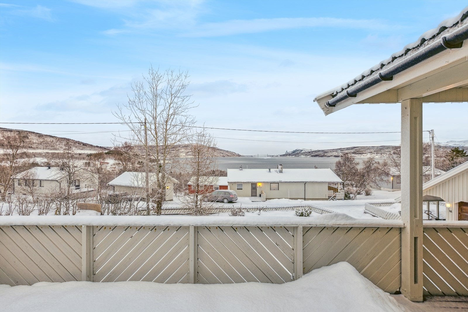 Fra soverommet er det utgang til en nordvendt veranda med fin utsikt mot Tjeldsundbrua. Galleribilde