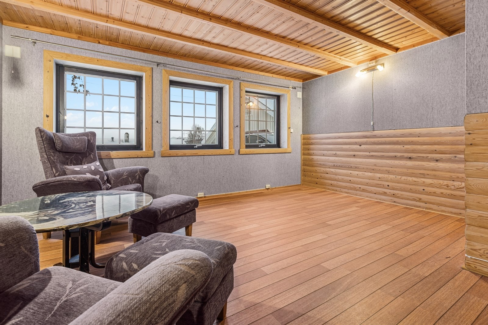 I underetasjen er det én kjellerstue, ett bad, én badstu, ett soverom og fem boder. Galleribilde