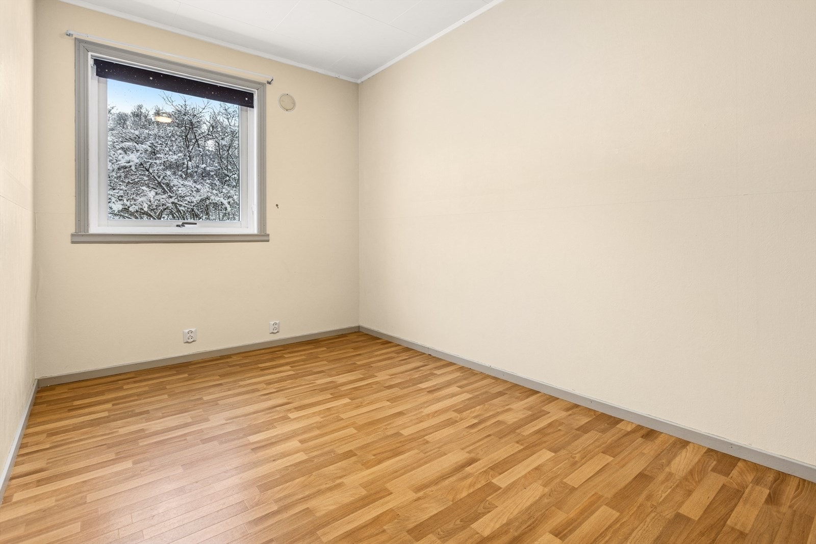 Det siste soverommet i hovedetasjen vender oppover og har en skjermet beliggenhet med utsyn mot skogen. Galleribilde