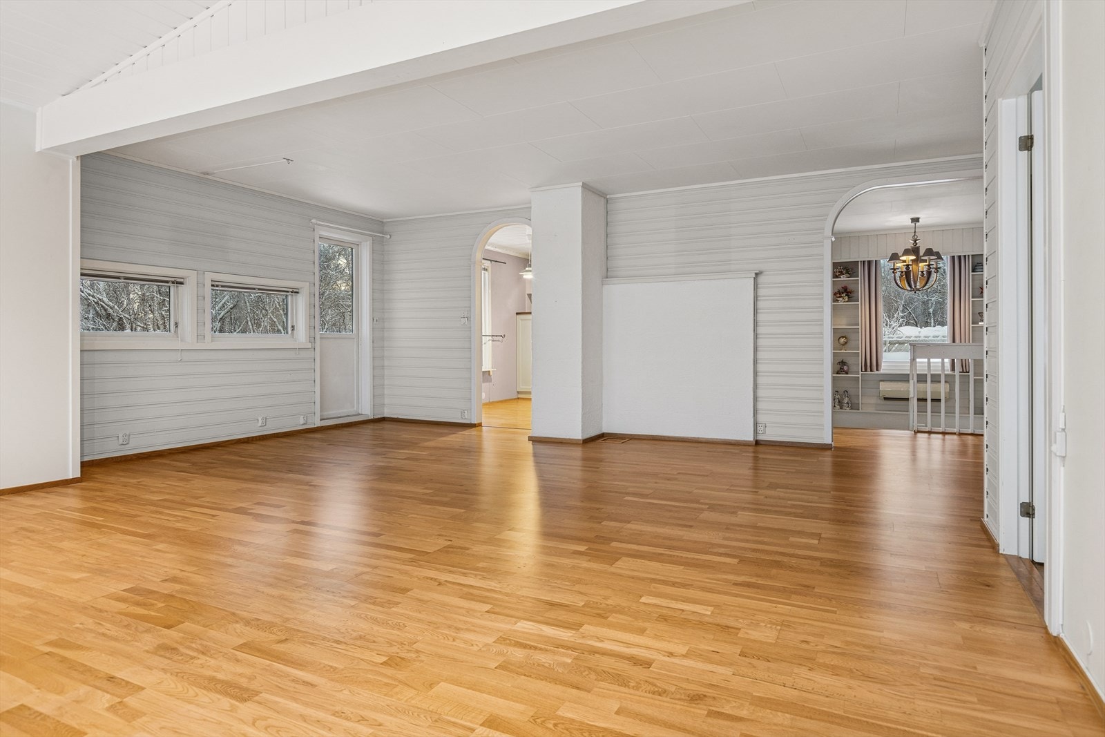 Boligen ligger litt over 30 minutter unna Harstad sentrum hvor du finner et bredt utvalg av butikker, restauranter og kulturtilbud. Galleribilde