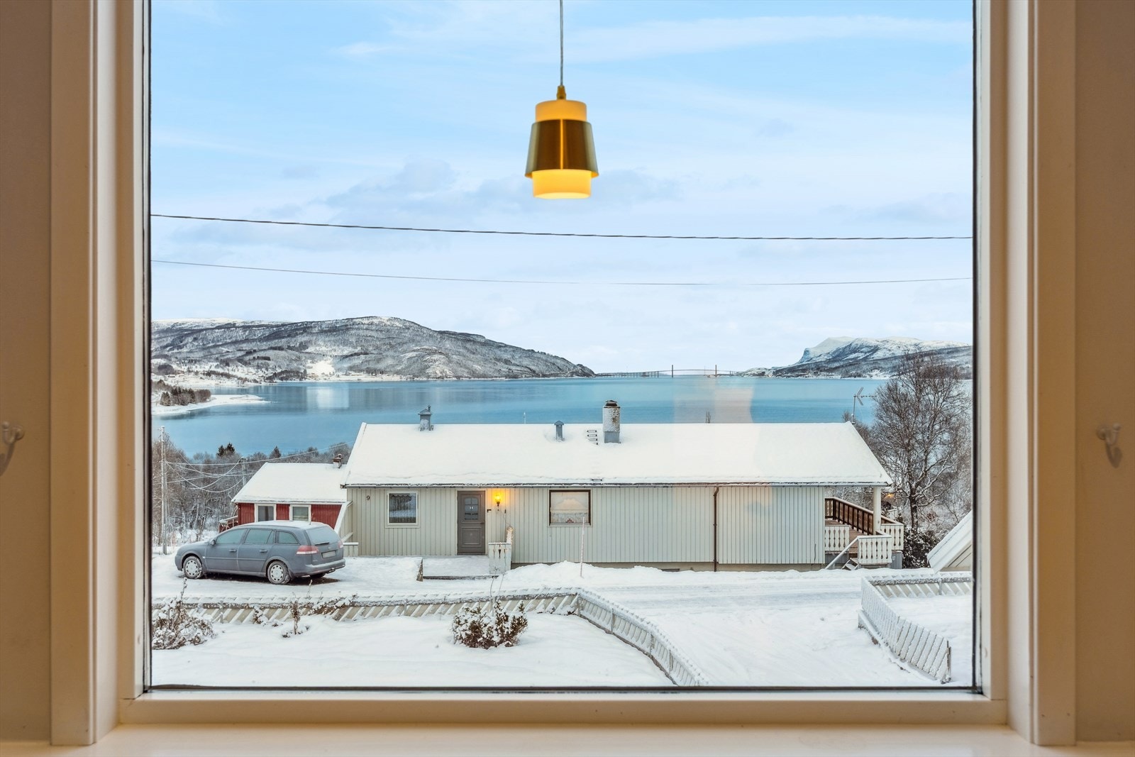 Eiendommen ligger høyt og innerst i feltet, med god utsikt over deler av Tjeldsundet og omkringliggende områder. Galleribilde