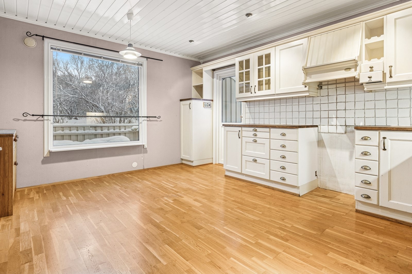 Fra kjøkkenet har du direkte utgang til sørvestvendt platting. Galleribilde