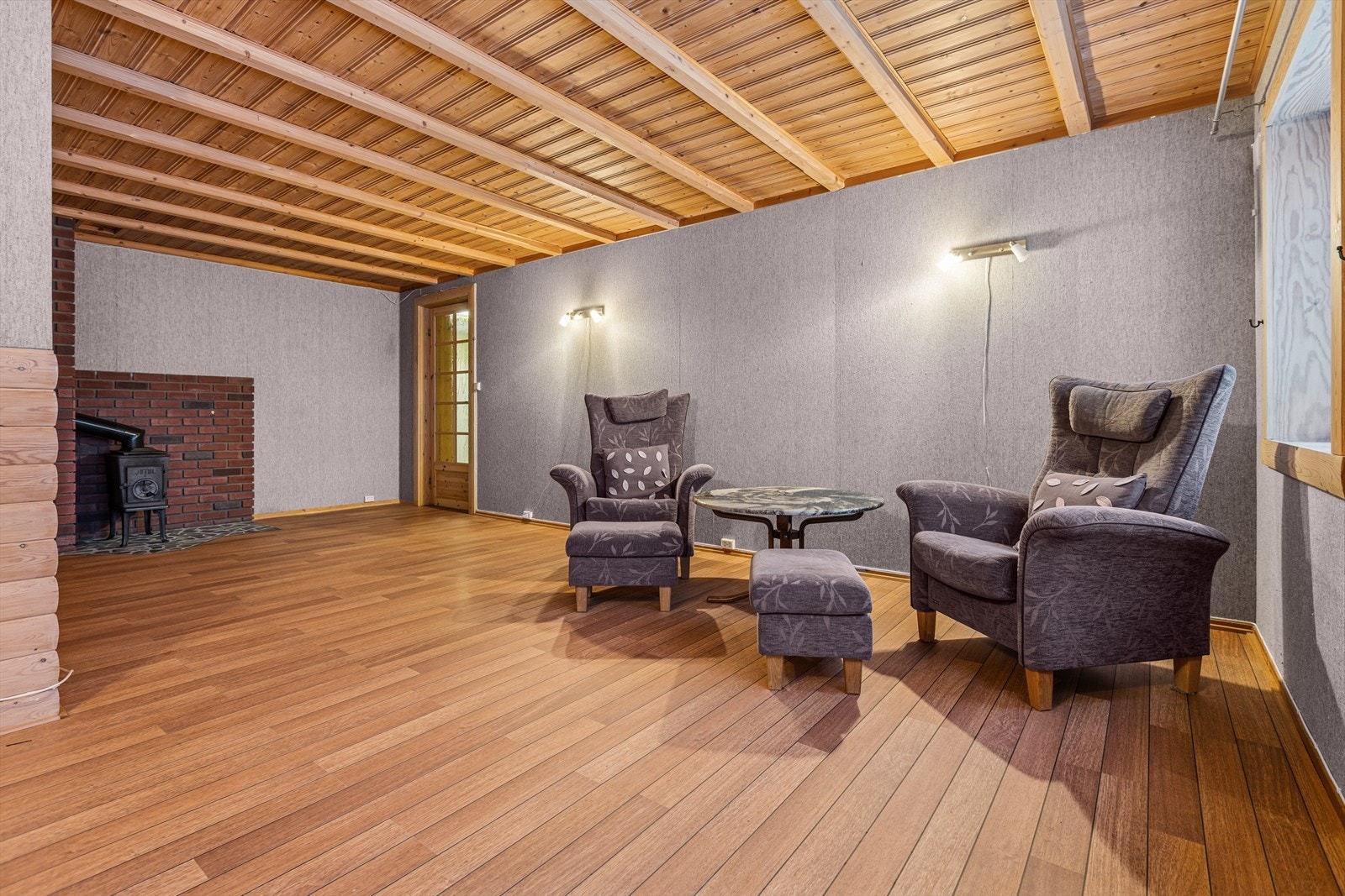 Kjellerstuen varmes opp med vedfyring for en økonomisk og behagelig oppvarming. Galleribilde