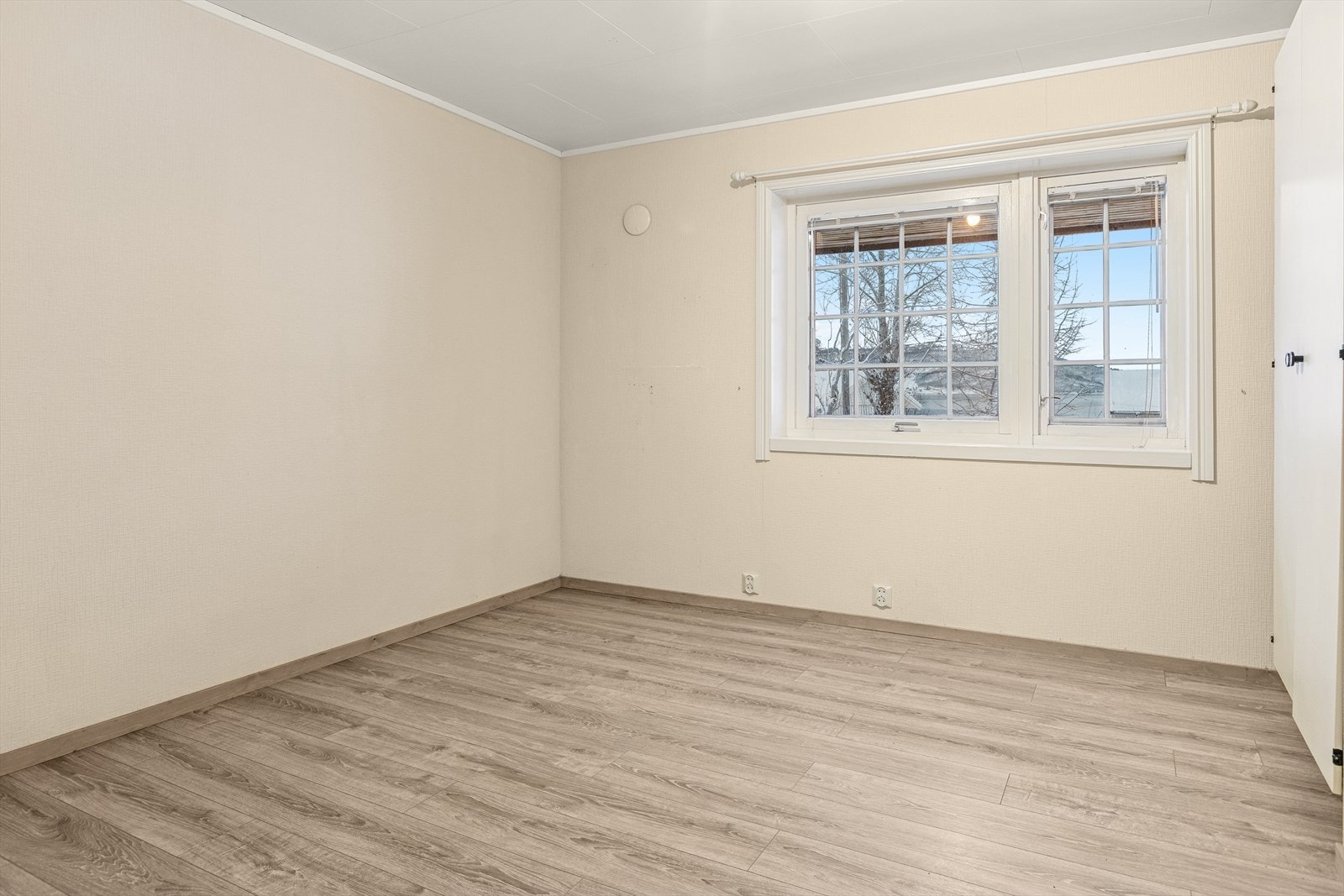 I underetasjen er det ett soverom med plass til dobbeltseng og tilhørende møbler. Garderobeskap på soverommet medfølger handelen. Galleribilde