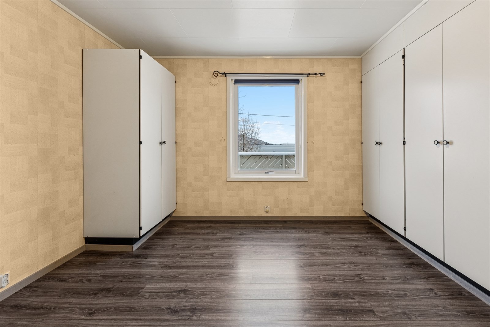 Dette er det største soverommet i hovedetasjen. Galleribilde