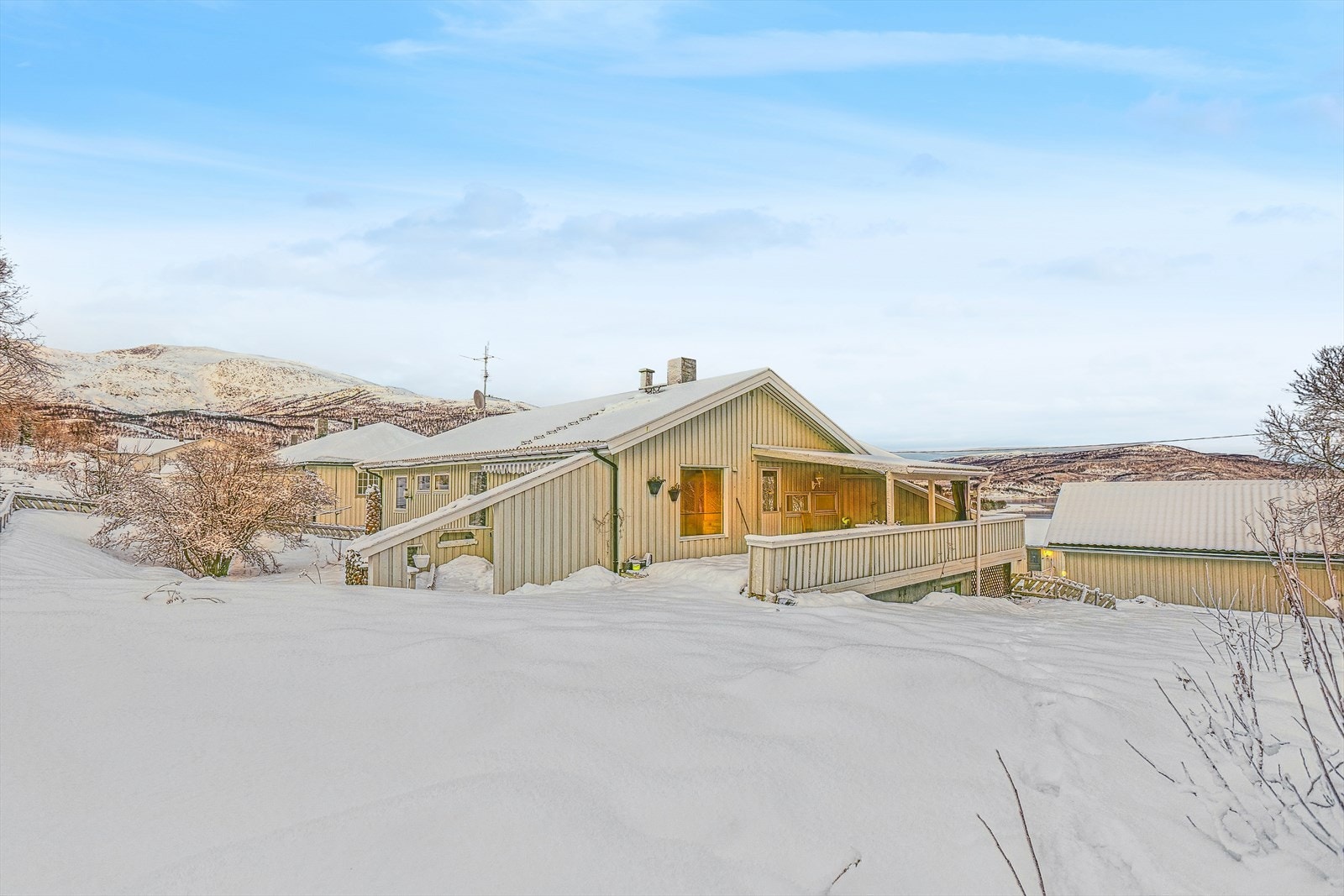 Her får du mye uteareal på begge sider av boligen. Galleribilde