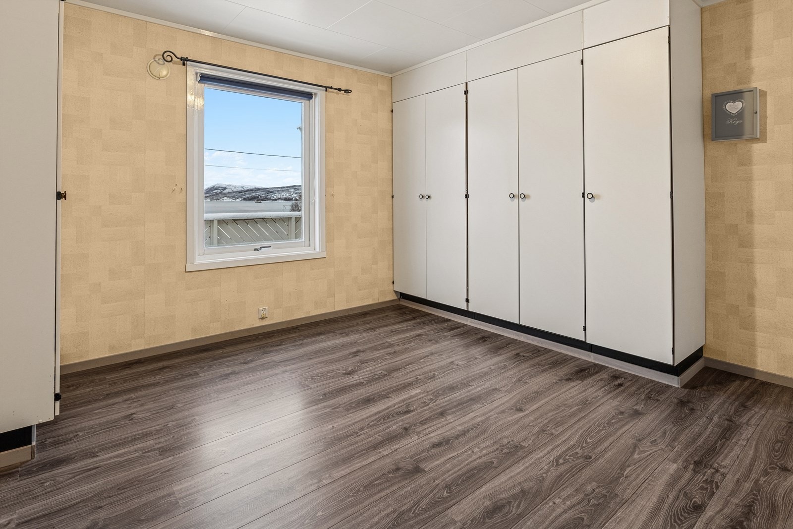 Her får man rikelig med garderobeplass. Garderobeskapene medfølger handelen. Galleribilde